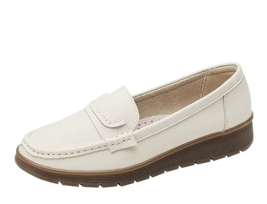 Cuir compensés loafers en blanc avec semelle crantée, offrant un confort optimal | SuzzaneMarket