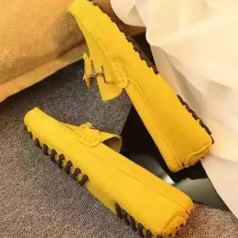 Loafers en cuir suède jaune avec pompons et semelle caoutchouc | SuzzaneMarket