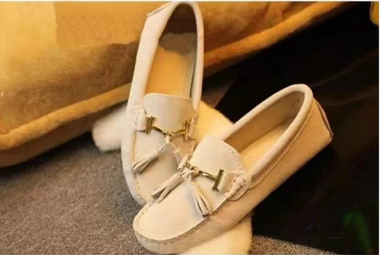 Loafers en cuir suède beige avec décoration pompons et boucle dorée |SuzzaneMarket