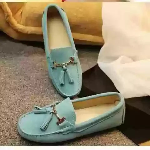 Loafers en cuir suède bleu avec pompons et boucle dorée | SuzzaneMarket
