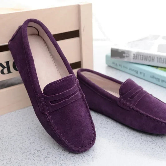 Loafers en cuir suède violet, confort textile intérieur, semelle picots caoutchouc | SuzzaneMarket.