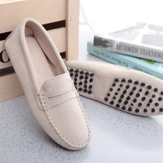 Loafers en cuir suède beige avec semelle picots en caoutchouc, confortables et élégants | SuzzaneMarket