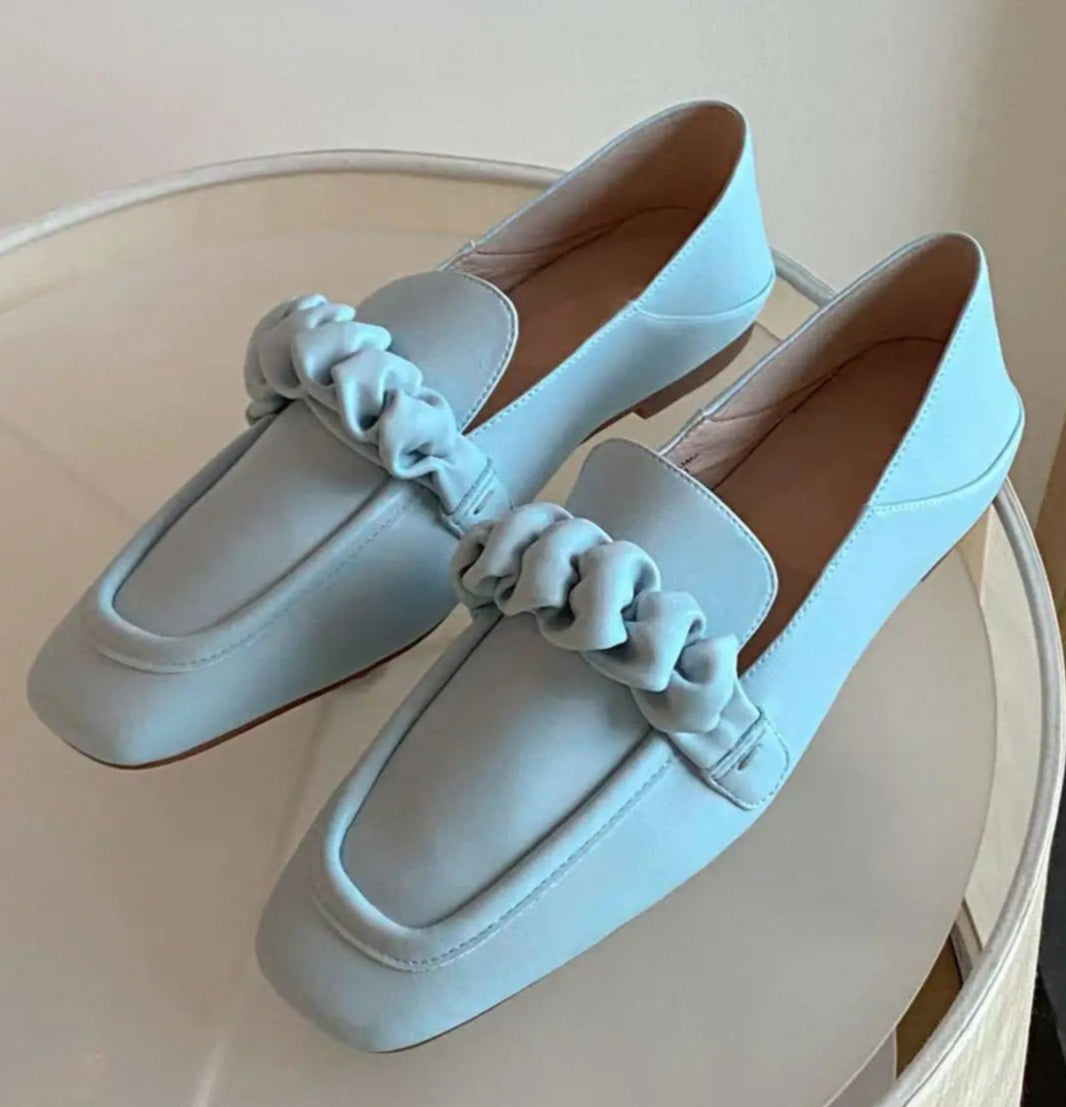 Loafers souples en cuir bleu clair avec détail froncé et bout carré | SuzzaneMarket