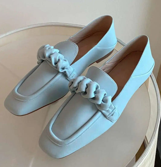Loafers souples en cuir bleu clair avec détail froncé et bout carré | SuzzaneMarket