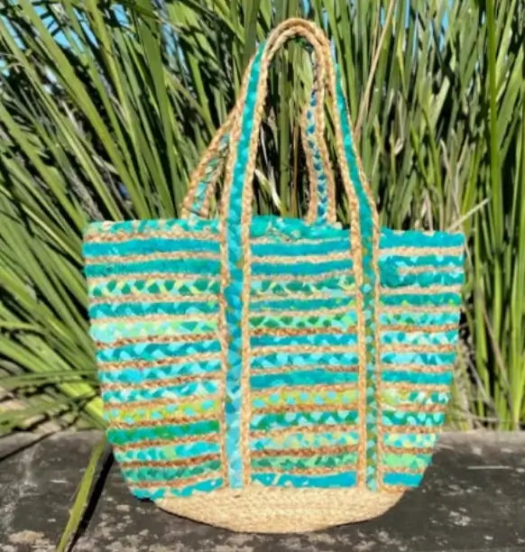Sac jute indien fait à la main avec tressage coloré en vert et osier, idéal pour un usage quotidien.