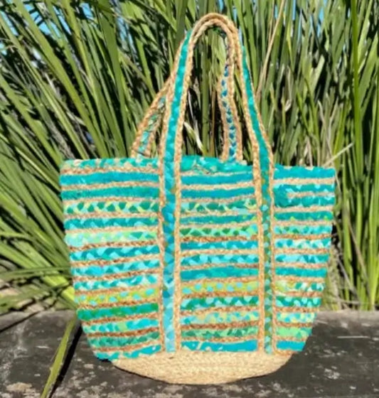 Sac jute indien fait à la main avec tressage coloré en vert et osier, idéal pour un usage quotidien.