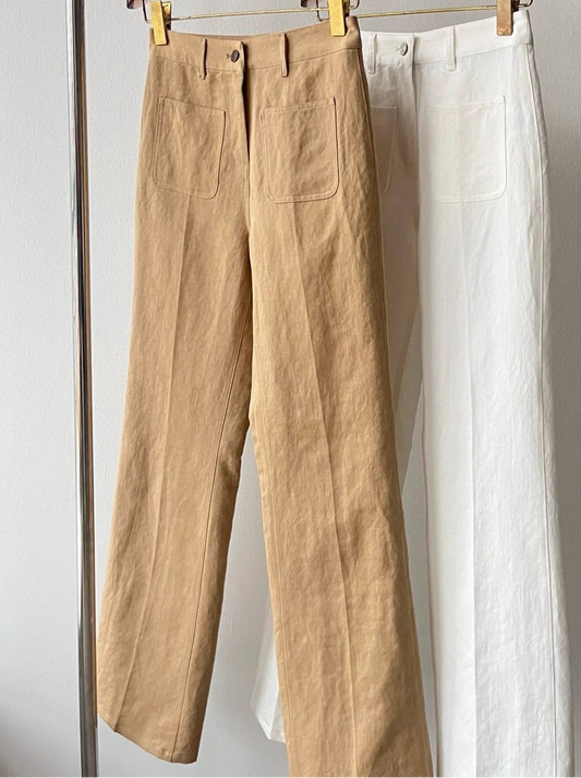Pantalon lin classique droit en beige et blanc, détail sur poches plaquées et coupe straight |SuzzaneMarket.