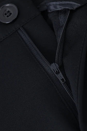 Détail du zip et bouton d'un pantalon noir extensible, confortable et indéformable |SuzzaneMarket