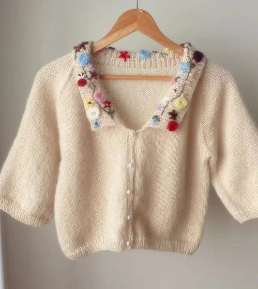 Pull court en mohair beige, col polo brodé coloré, manches courtes, style décontracté | SuzzaneMarket