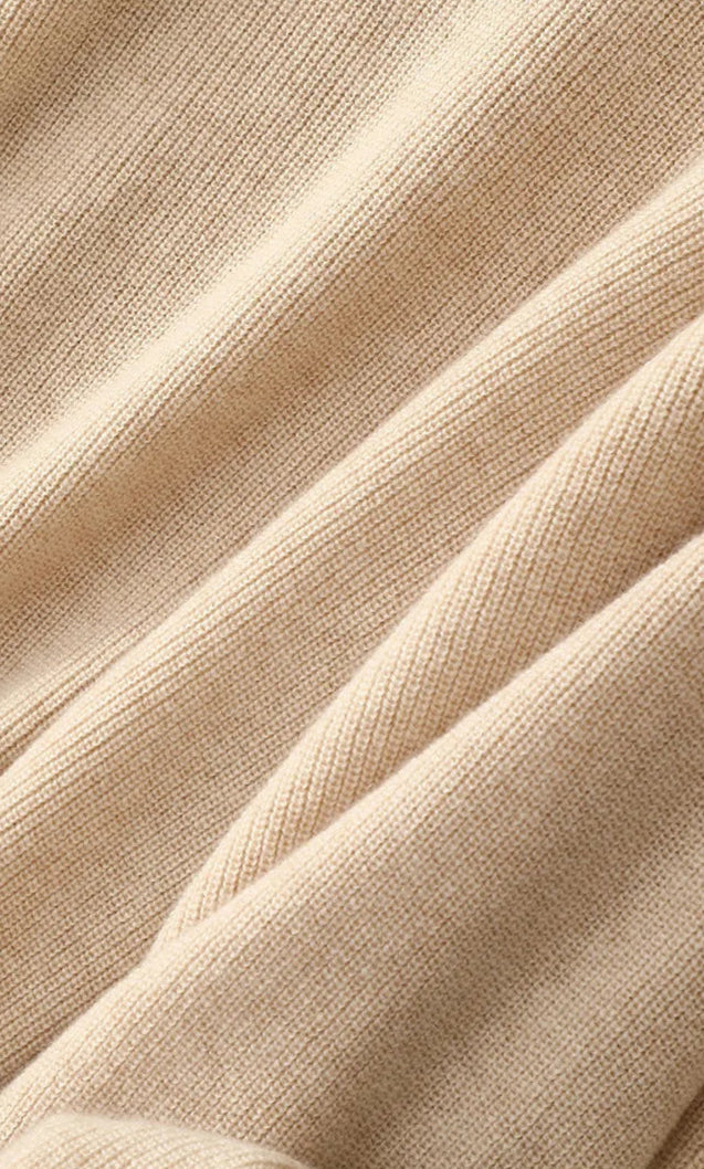 Textured beige cashmere fabric, showcasing softness and quality for Pull Cachemire bi-colore | SuzzaneMarket.