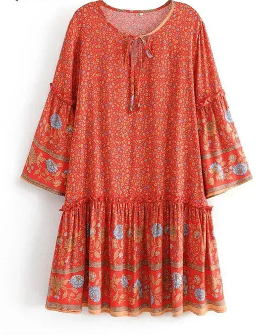 Robe courte bohème rouge avec col rond et volant, tissu léger en coton-rayonne | SuzzaneMarket