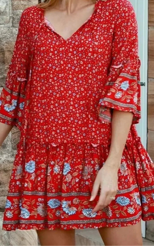 Robe courte bohème rouge à fleurs avec manches volantes et col en V, parfaite pour l'été | SuzzaneMarket.