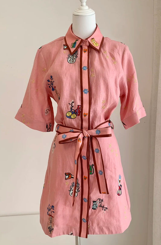 Mini robe chemise en lin naturel rose brodée avec ceinture assortie | SuzzaneMarket