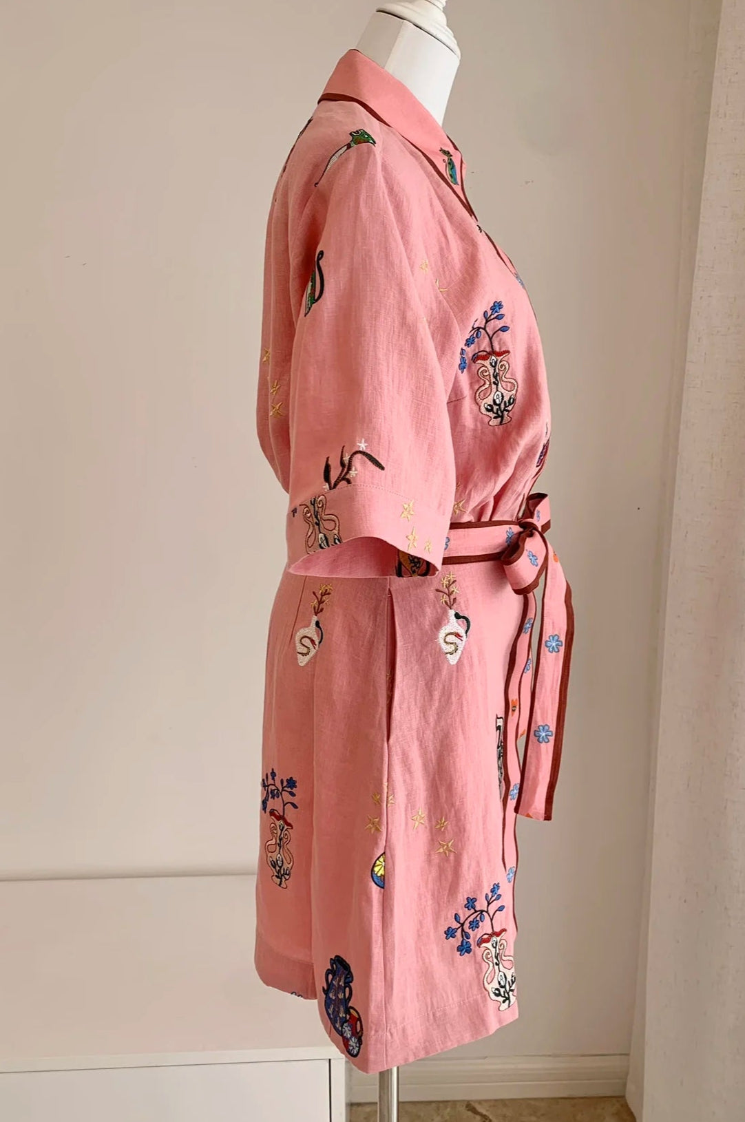 Mini robe chemise en lin naturel brodée, légère et fraîche, avec ceinture assortie |SuzzaneMarket