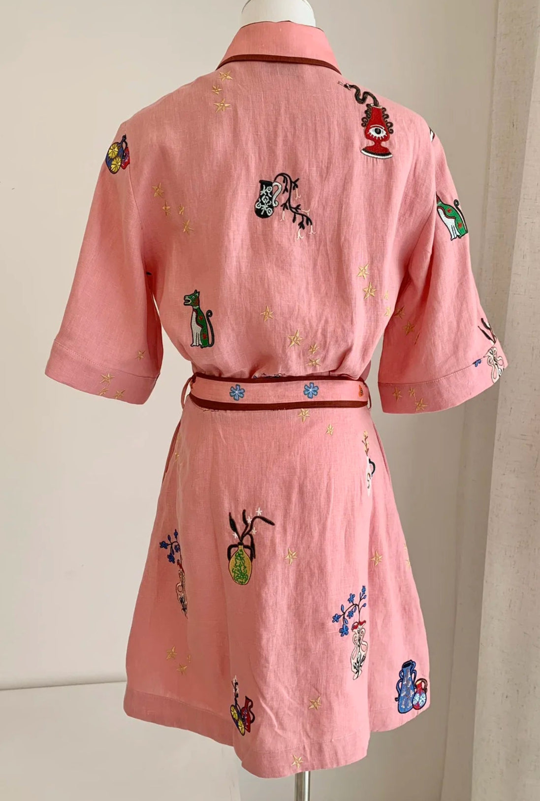 Mini robe chemise en lin brodé, rose, légère avec ceinture assortie. Style frais et tendance | SuzzaneMarket.