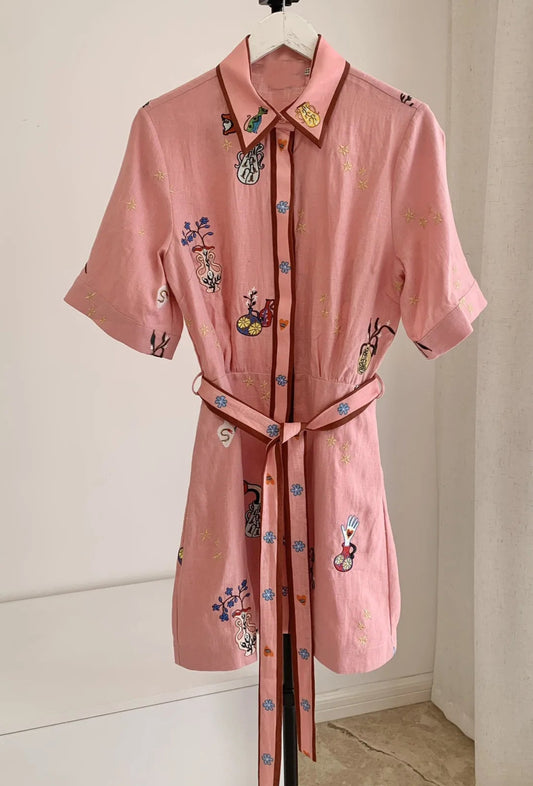 Mini robe chemise brodée en lin naturel, légère et fraîche, avec ceinture assortie | SuzzaneMarket