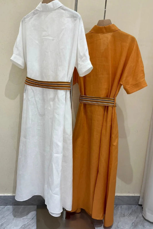 Robe chemise en lin COLIN, couleurs blanche et orange, coupe loose avec ceinture tissu.|SuzzaneMarket