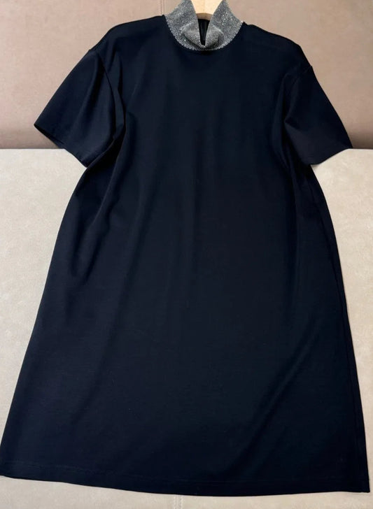 Robe T-shirt jersey noire DILA avec col montant en fil argenté, manches courtes, fermeture éclair au dos |SuzzaneMarket