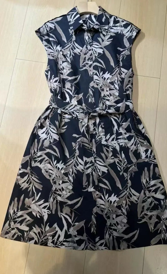 Robe légère en voile de coton avec motif floral, sans manches et ceinturée à la taille | SuzzaneMarket.