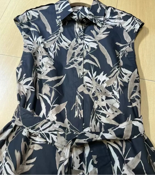 Robe légère en voile de coton, sans manches, haut chemise avec motif végétal, ceinturée à la taille | SuzzaneMarket