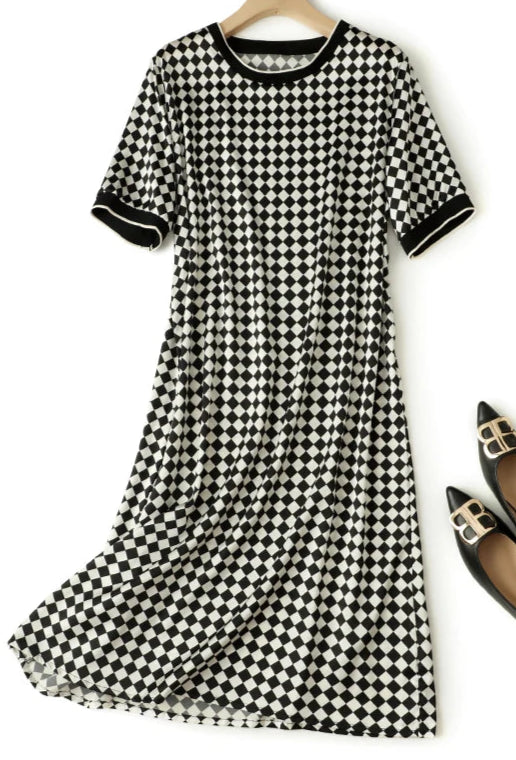 Robe fluide en soie à motif damier noir et blanc, coupe t-shirt, manches courtes, longueur midi | SuzzaneMarket
