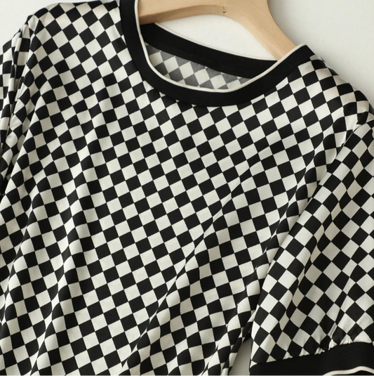 Robe fluide en soie avec motif damier noir et blanc, coupe t-shirt élégante | SuzzaneMarket.