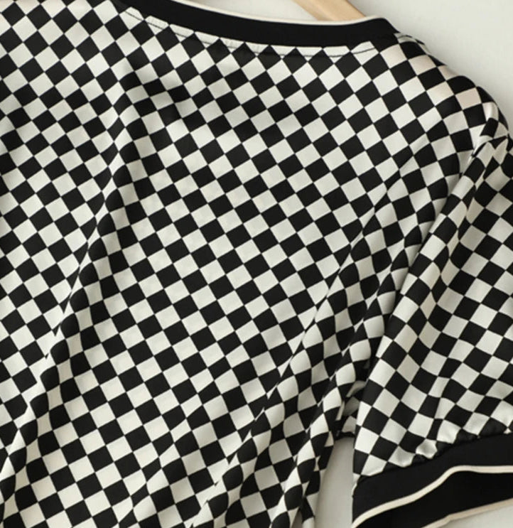 Détails de la robe fluide en soie à motif damier noir et blanc, style t-shirt, manches courtes | SuzzaneMarket