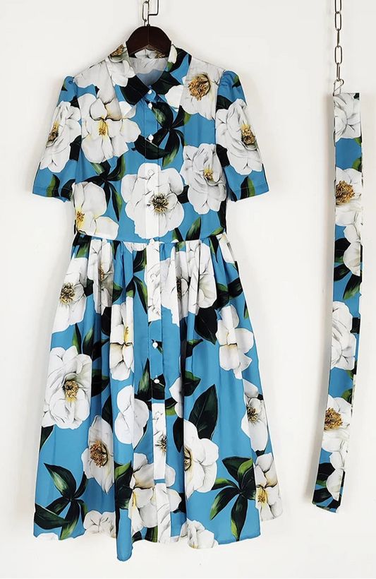 Robe chemise fleurie courte à manches courtes, bleu avec fleurs blanches et ceinture assortie | SuzzaneMarket