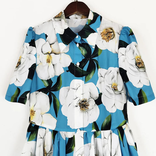 Robe courte fleurie en polyester fluide avec boutons, manches courtes, et ceinture assortie | SuzzaneMarket.