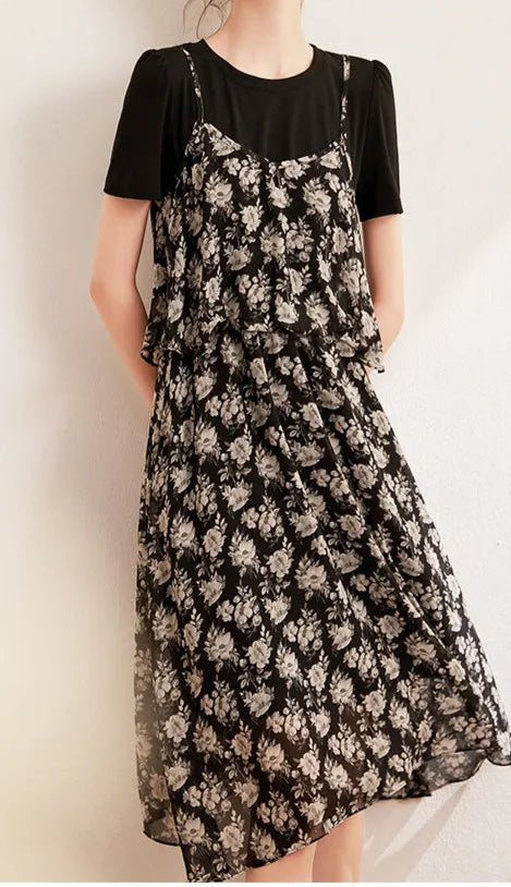 Robe deux pièces MILLI, avec T-shirt noir et jupe à fleurs noires et blanches. Tissu léger et fluide. |SuzzaneMarket
