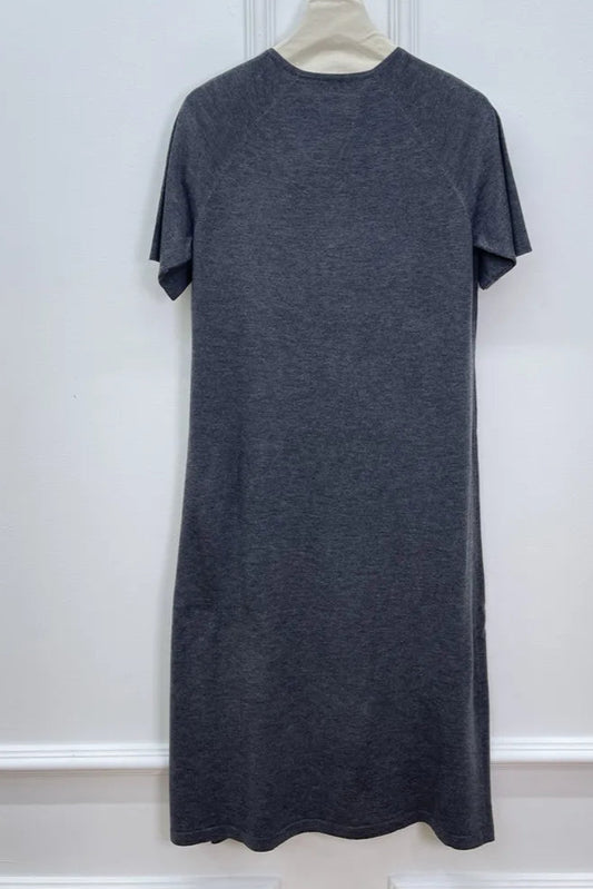 Robe en tricot fine laine et soie, col en V, manches courtes, coupe fluide. Disponible en 3 couleurs | SuzzaneMarket