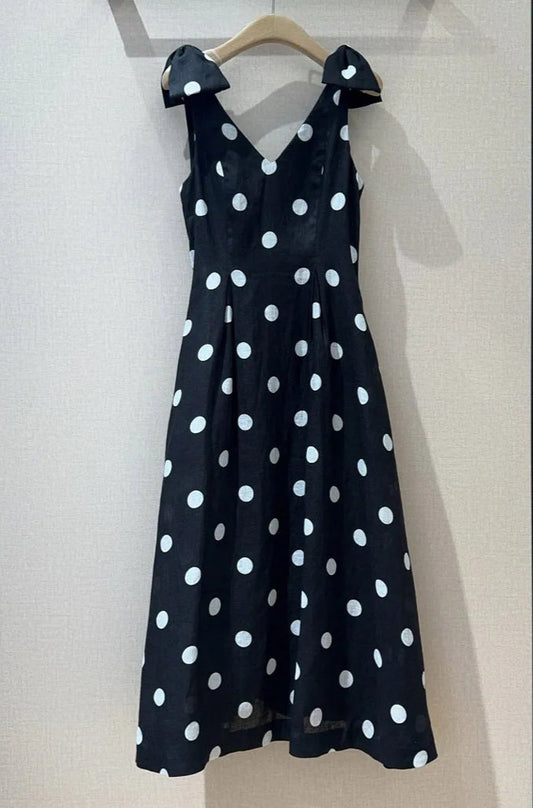 Robe à bretelles nouées en lin noir à pois blancs, longueur midi, encolure V |SuzzaneMarket