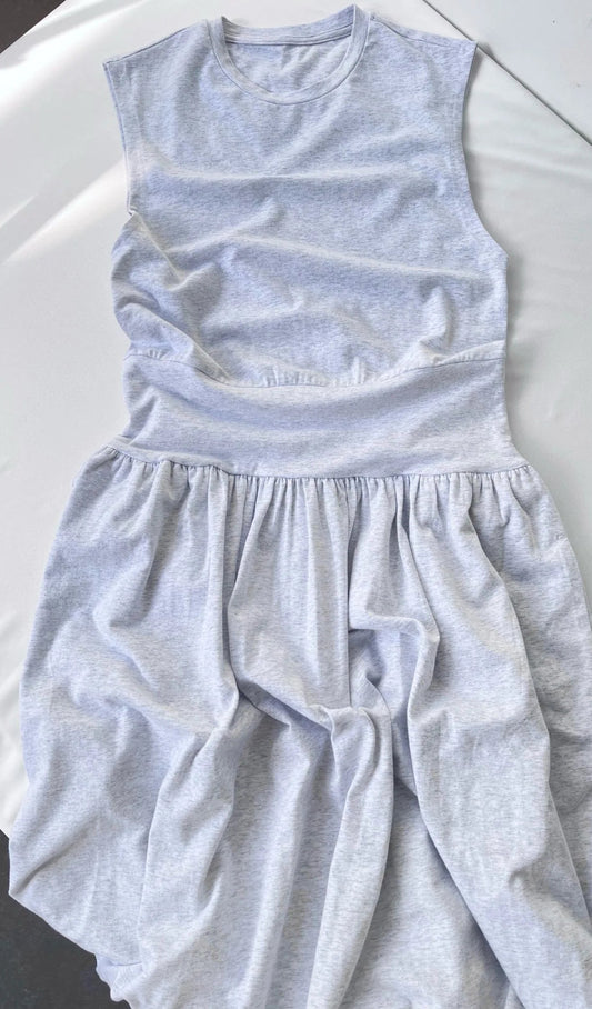 Robe T-shirt longue grise, col rond, sans manches, style fluide et ample | SuzzaneMarket