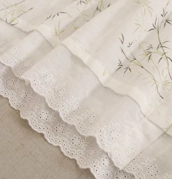 Détail de la robe Japonaise Mori SAYA, featuring un jupon festonné et motif floral délicat | SuzzaneMarket