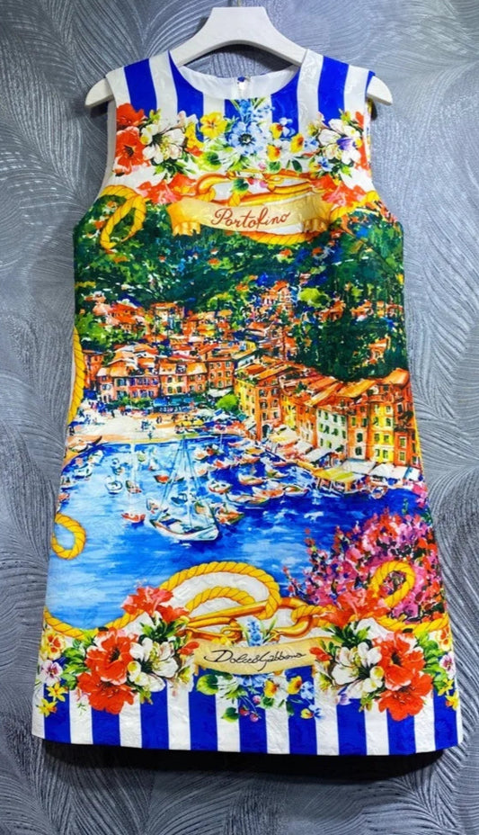 Robe Méditerranée - SILA - robe habillée courte avec imprimé patchwork et col rond, fermeture zippée au dos.