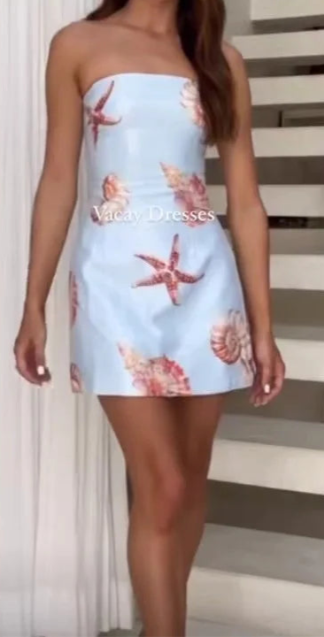 Mini-robe bustier en polyester bleu avec motifs de coquillages, cintrée, idéale pour l'été.