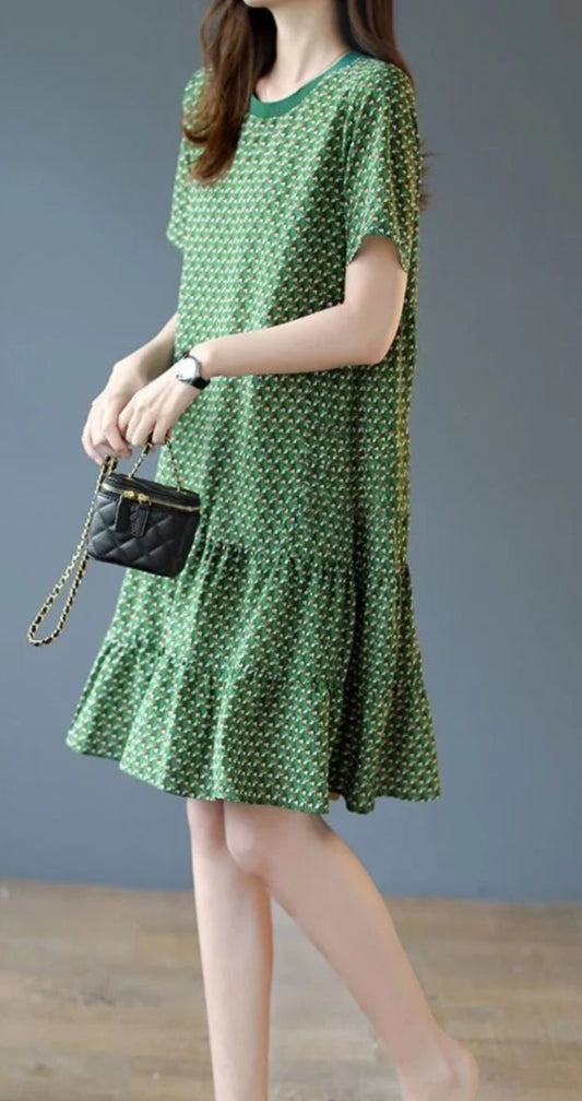 Robe T-shirt ample en polyester verte à petits volants, légère et souple, portée avec un sac noir | SuzzaneMarket