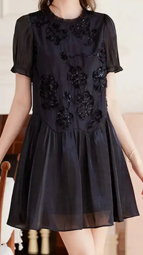 Petite Robe Noire en tulle fluide avec broderies de sequins, coupe droite, style loose | SuzzaneMarket