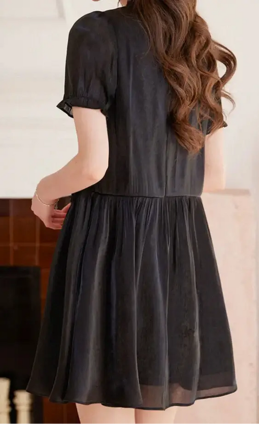 Petite robe noire en tulle, fluide et courte, coupe droite, jupe taille basse | SuzzaneMarket