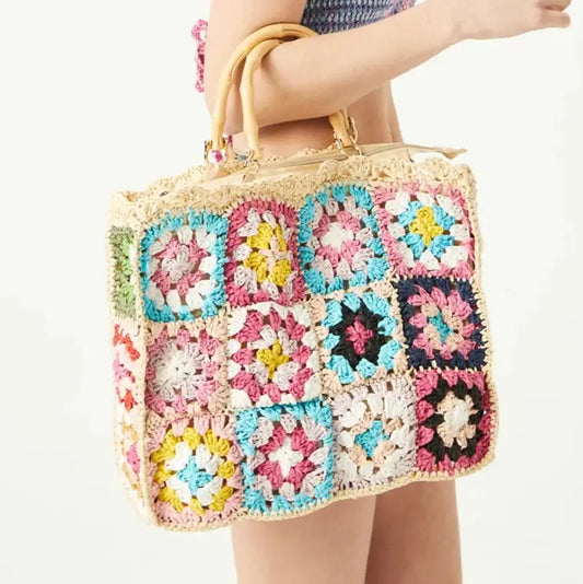 Sac en paille tressée avec patchwork coloré, poignée rigide, et poches intérieures | SuzzaneMarket