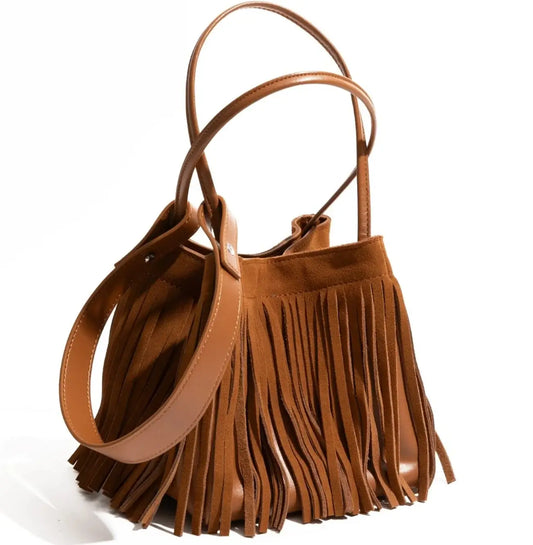 Sac Tote Daim -FRAN en daim, souple, forme sceau avec franges. Disponible chez SuzzaneMarket.