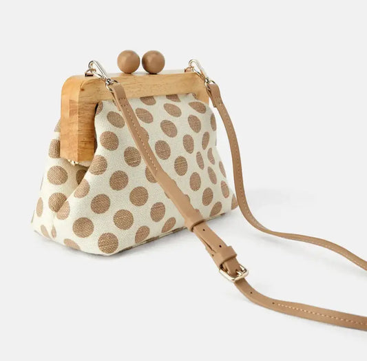 Pochette Bandoulière Rétro en toile avec structure en bois, couleur beige à pois, taille 18x20 cm, bretelles réglables.