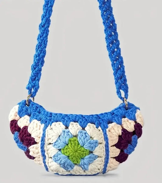 Bandoulière Banane Crochet sac en laine tressée, ouvert, sans doublure, avec anse bleue et motifs colorés.