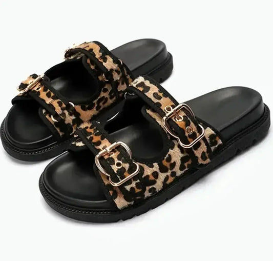 Claquettes Gladiator Léopard en cuir synthétique avec double bride et semelle compensée | SuzzaneMarket
