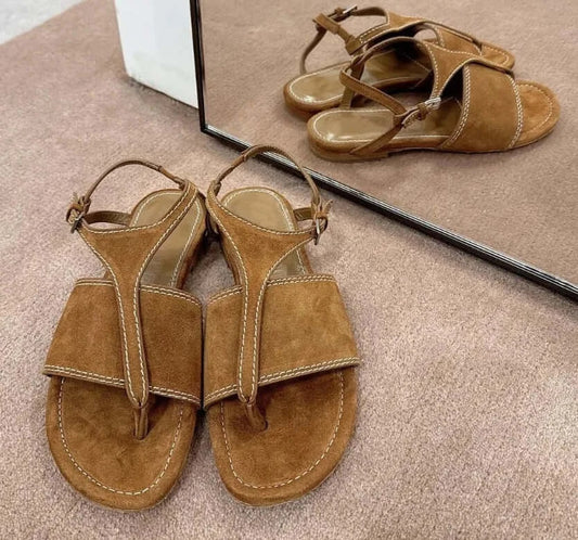 Sandales Romaines en Cuir Suède DARRI, coupe tongs, bride d'orteil et talon, fermeture par boucle, couleur marron | SuzzaneMarket