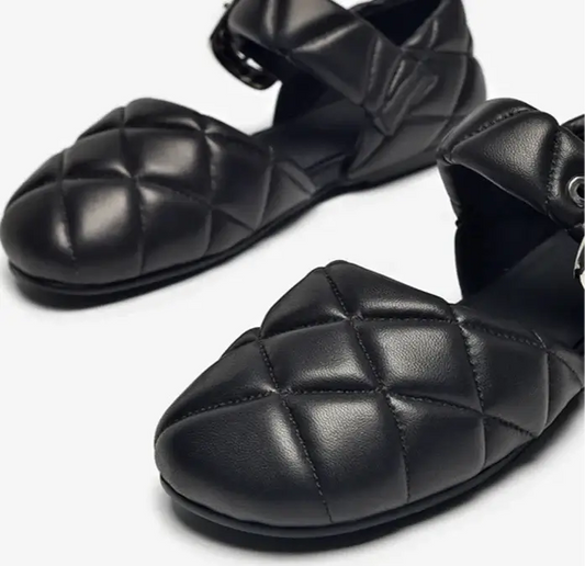 Sandales Cuir Matelassé MELY noires, plates, bout rond, avec piqûres matelassées et large bride | SuzzaneMarket
