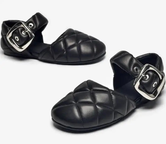 Sandales Cuir Matelassé MELY en noir, design bout rond, effets matelassés, large bride avec boucle. |SuzzaneMarket