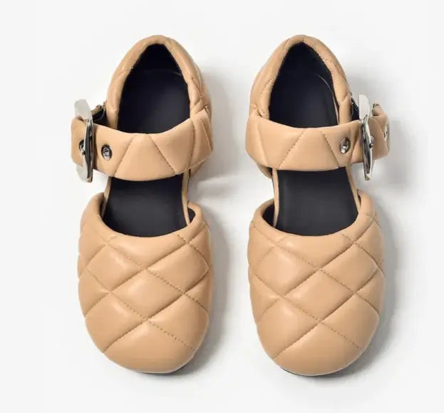 Sandales cuir matelassé MELY en couleur beige, bout rond, large bride avec boucle | SuzzaneMarket