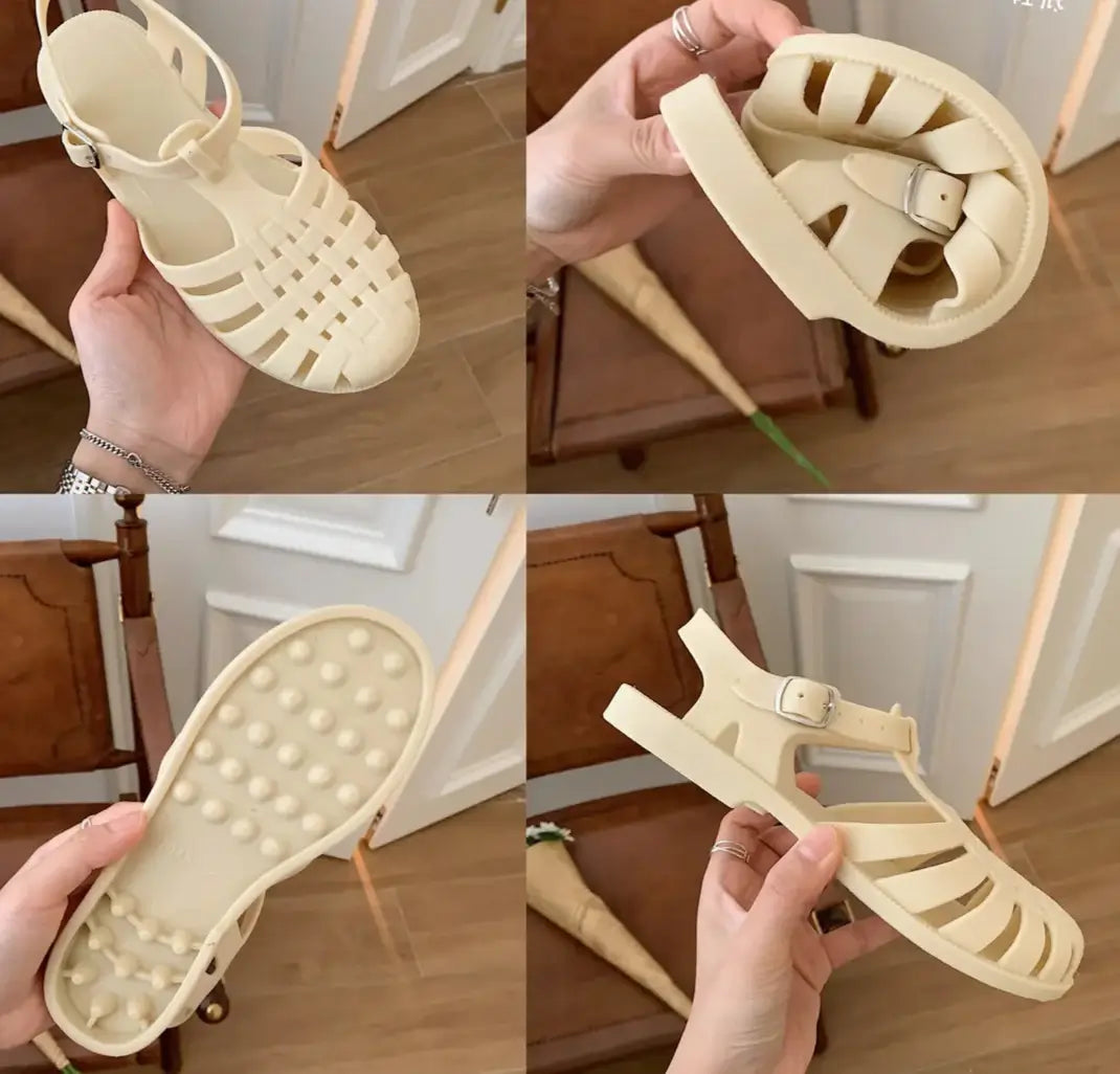 Méduses Caoutchouc Mat en beige, sandales confortables avec semelle moulée et attache boucle | SuzzaneMarket