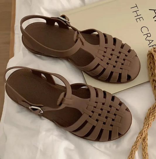 Méduses Caoutchouc Mat - MIAO en brun, sandales confortables, semelle moulée, attache boucle | SuzzaneMarket